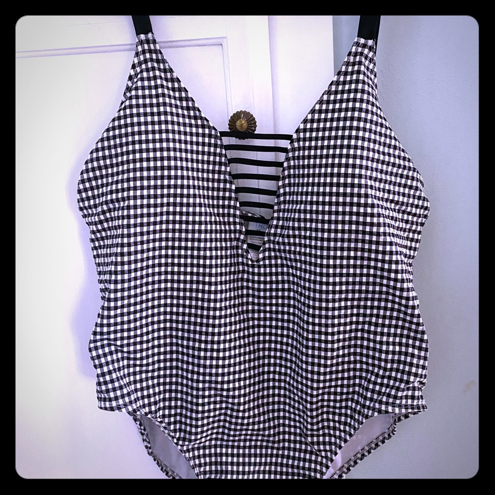 B&W Size 20W One Piece Bathing Suit